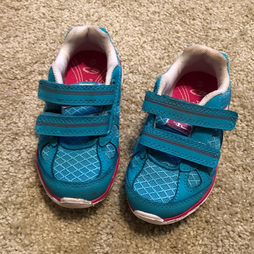 Toddler size 7 Velcro closure sneakers.